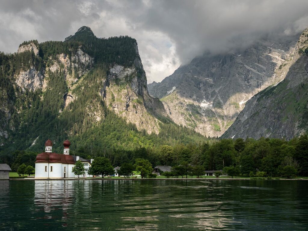 wandelen in duitsland in de bergen van Beieren. Hier de St. Bartholomä aan de Köningssee